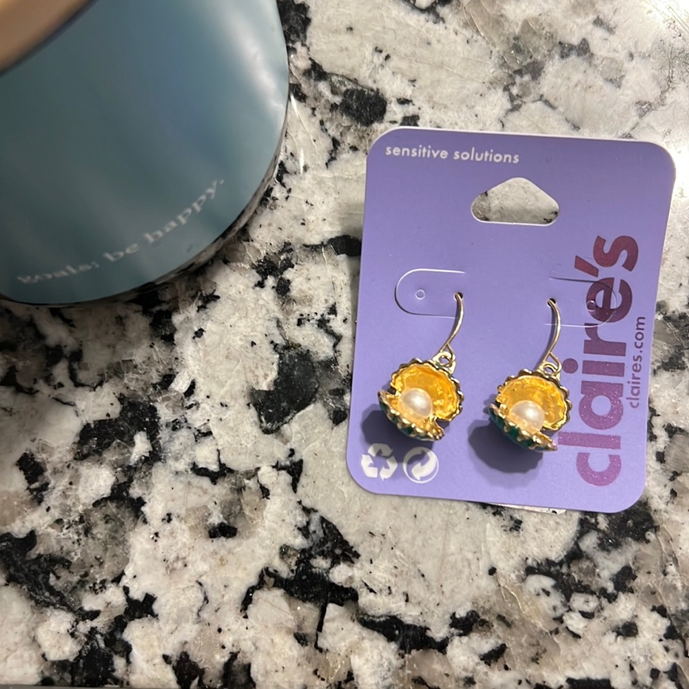 NWT shell pearl earrings